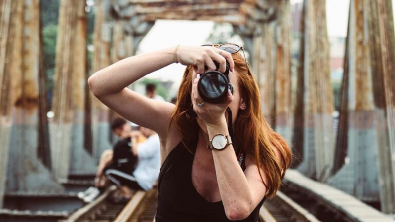 Keep Valuable Photographs Of The Long Bien Bridge As Mementos