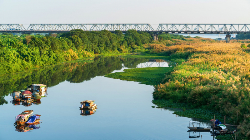 Sight Beautiful Scenery While Cruising On The Red River