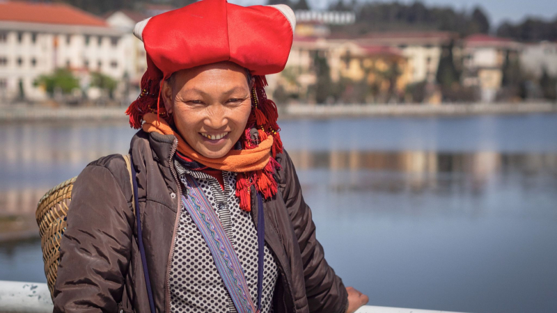 See The Red Dao People's Beautiful Brocade Art Goods