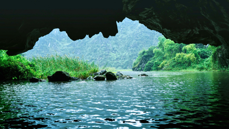 Blend Yourself In The Atmosphere While Traveling Into Gigantic Caves