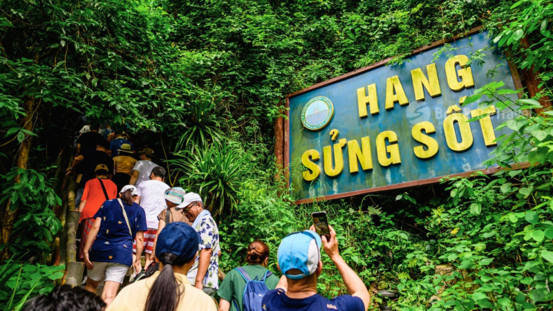 Explore Sung Sot Cave In Halong Bay
