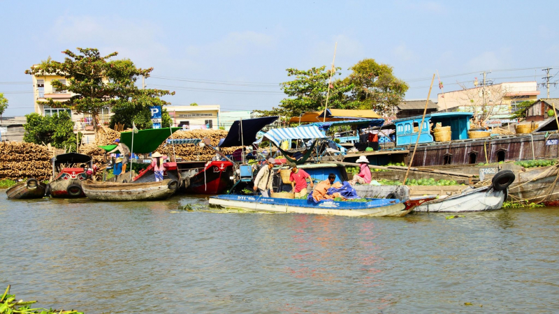 Visit Cai Rang Floating Market And Try Some Delicious Fresh Fruit