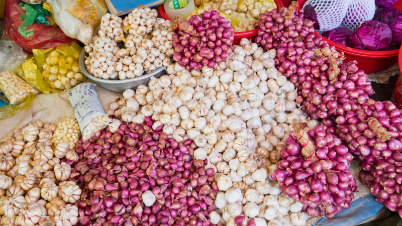 Observe The Busy Trading Of People At Cai Be Dry Market