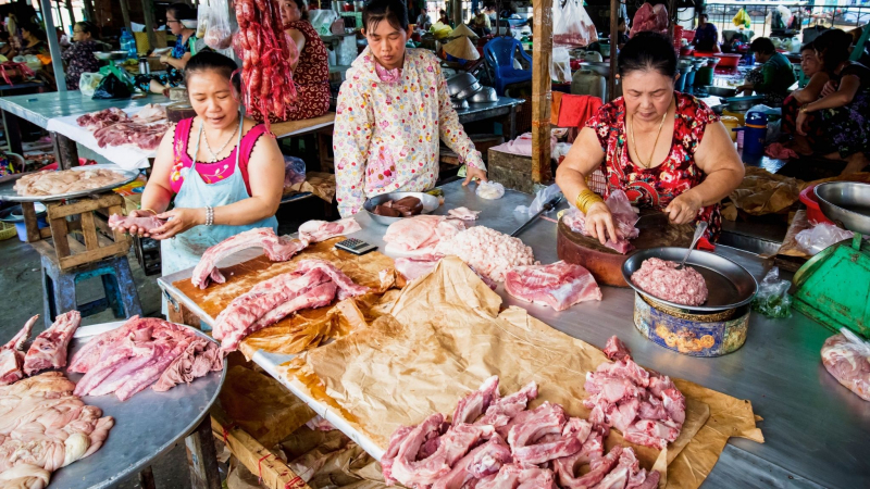 Visit Cai Be Dry Market To Experience The Lively Shopping Scene
