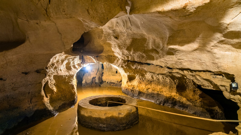 Mua Cave, Where Royals Used To Go For Entertainment