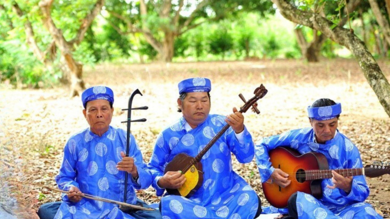 Enjoy A Captivating Garden Folk Music Session