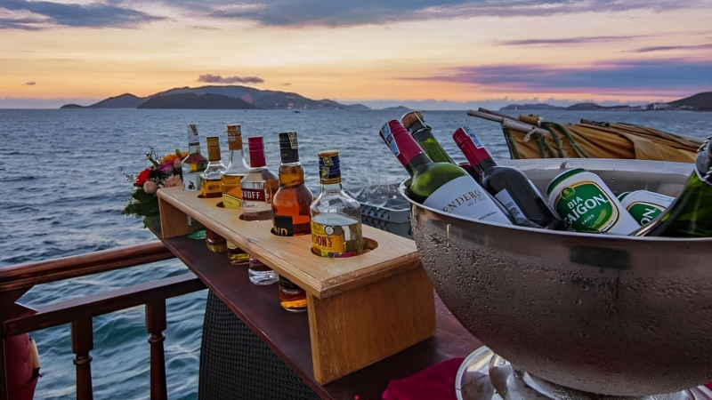 Explore The Bay Scene While Having Cocktails