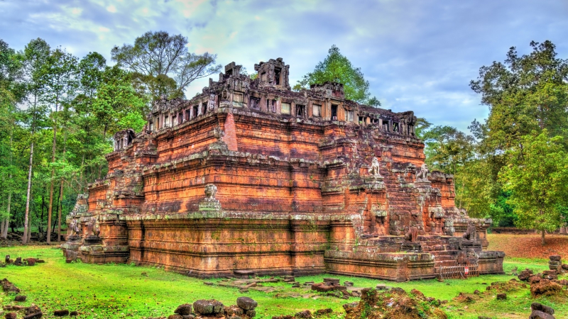 Phimeanakas is built in the Khleang style and is shaped like a three-tier pyramid