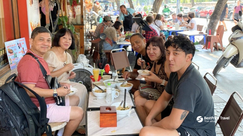 Try Vietnamese Cuisine In A Street Vendor