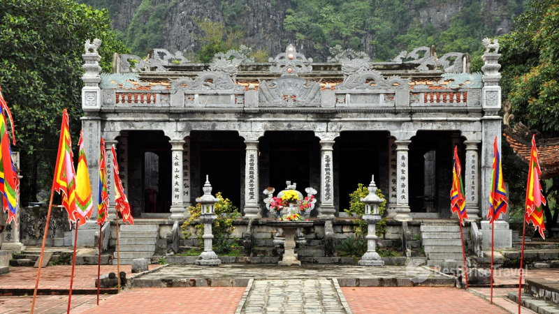 Inside The Thai Vi Temple
