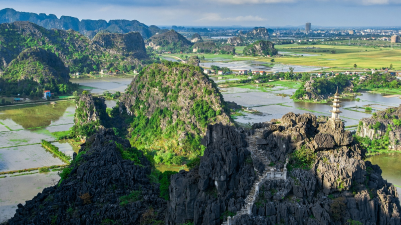 Impressive Scenery Of Mua Cave