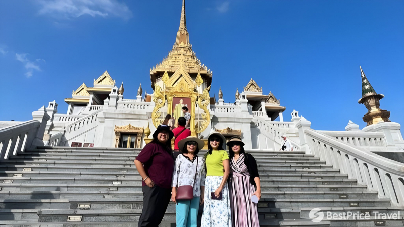Day 2 Take Photos Near The Famous Temple