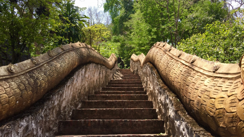Day 16 The Dragon Stairs To Mount Phousi Buddhist Temple