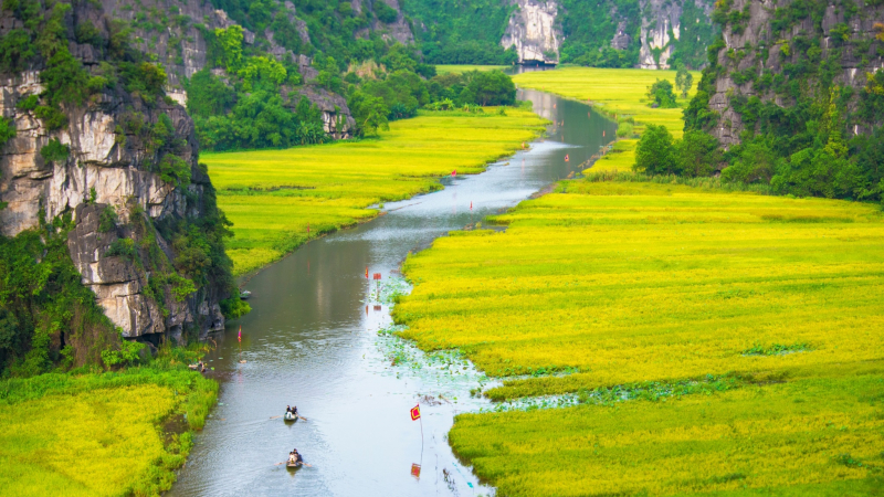 Day 3 Get On A Sampan Boat To Explore Tam Coc