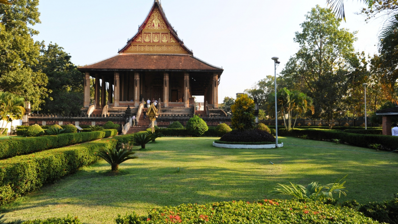 Day 1 The Lush Garden In Front Of Wat Prakeo