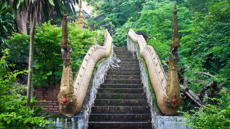 Day 1 The Dragon Stairs To The Top Of Mount Phousi
