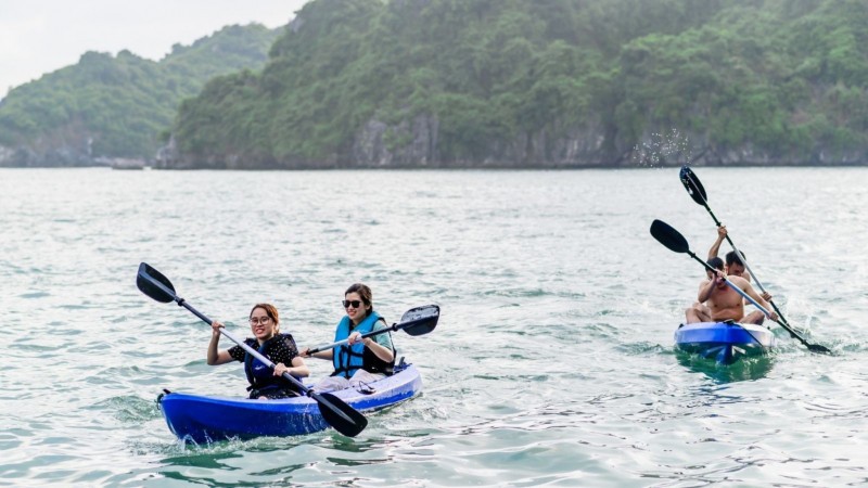 Day 10 Go Kayaking In The Clear Water Of Halong Bay