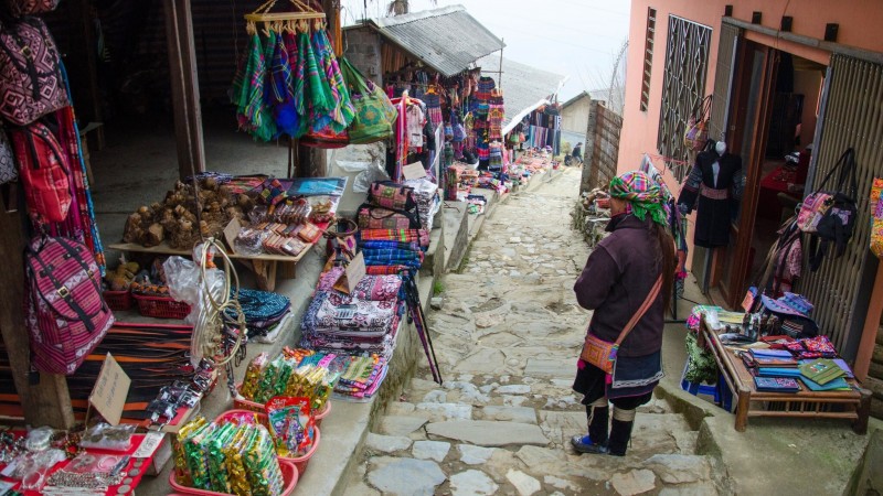 Day 4 Shop For Traditional Souvenirs At Cat Cat Village