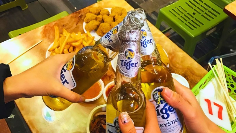 Day 1 Dive Into Hanoi’s Electrifying Nightlife On Ta Hien Street