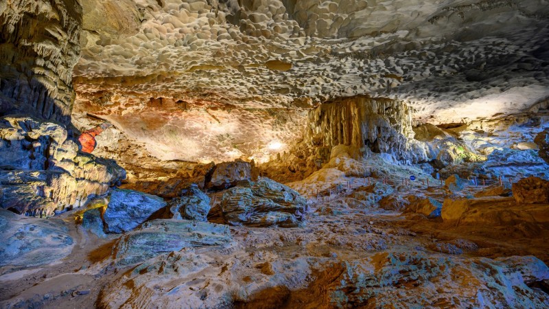 Day 3 Marvel At The Sparkling Stalagmites And Stalagmites Of Sung Sot Cave