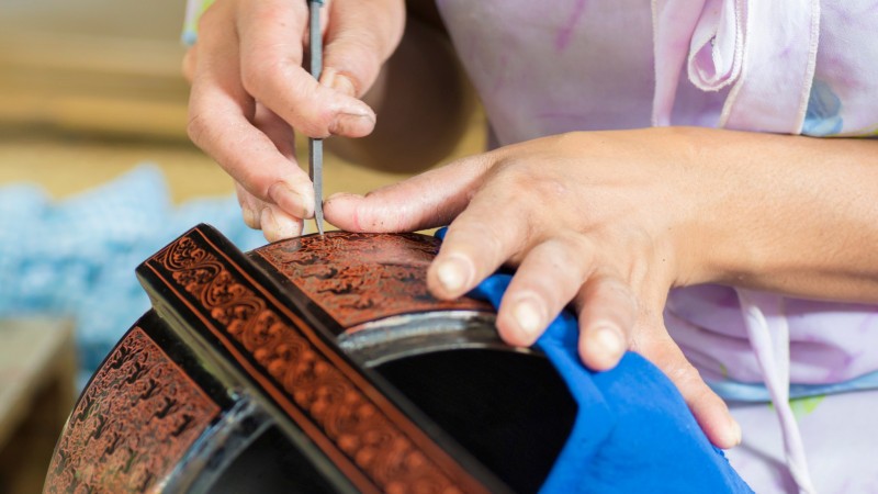 Watch Artisan Paint Exquisite Lacquerware With Patience And Skill