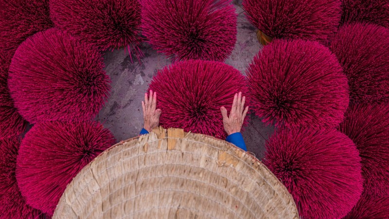 Watch Artisan Skillfully Dye Incense Sticks In Vibrant Colors
