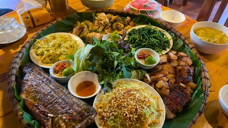 Savor A Warm Dinner With Your Host Family Surrounded By Friendly Conversations