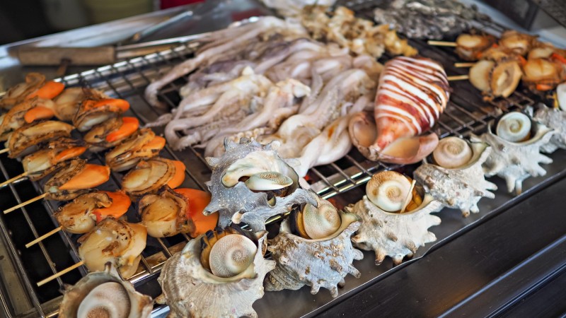 Enjoy Fresh Grilled Dishes On District 4’s Lively Seafood Street