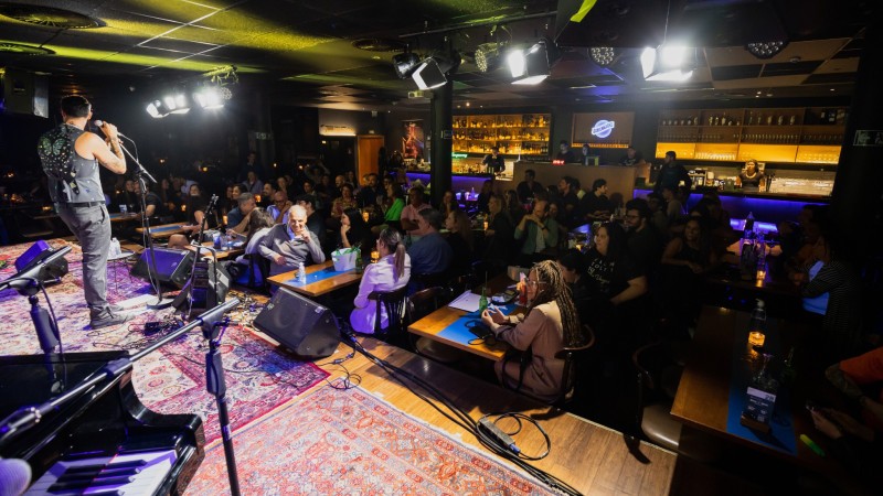 Step Into A Cozy Acoustic Bar And Enjoy Soulful Live Performances At Night