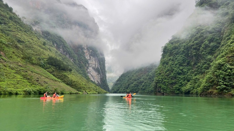 Day 3 Sail Gently Through The Emerald Waters Of Nho Que River