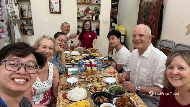 Enjoy Local Dishes At Popular Street Side Eateries