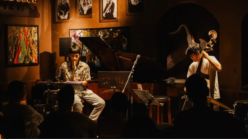 Enjoy lively music in a vibrant atmosphere