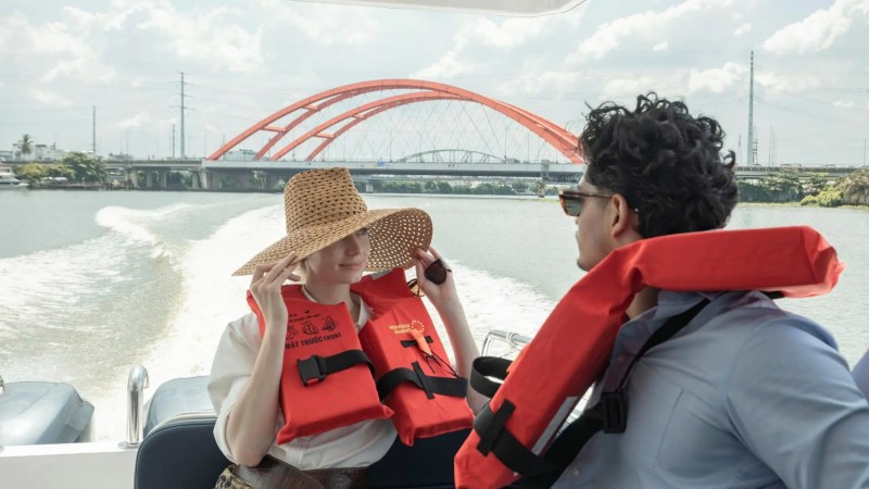 Enjoy The Riverside Scenery By Speedboat