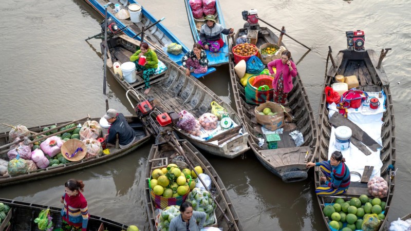 Day 5 Watch Local Vendors Trade Fresh Fruits And Goods From Their Boats