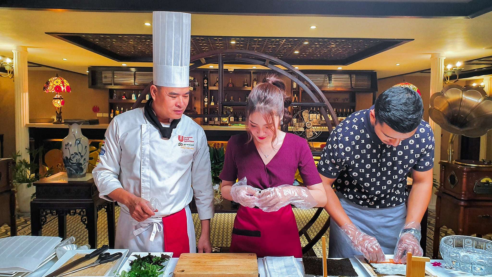 Try the hands-on experience of making Vietnamese rolls on the Indochine Cruise