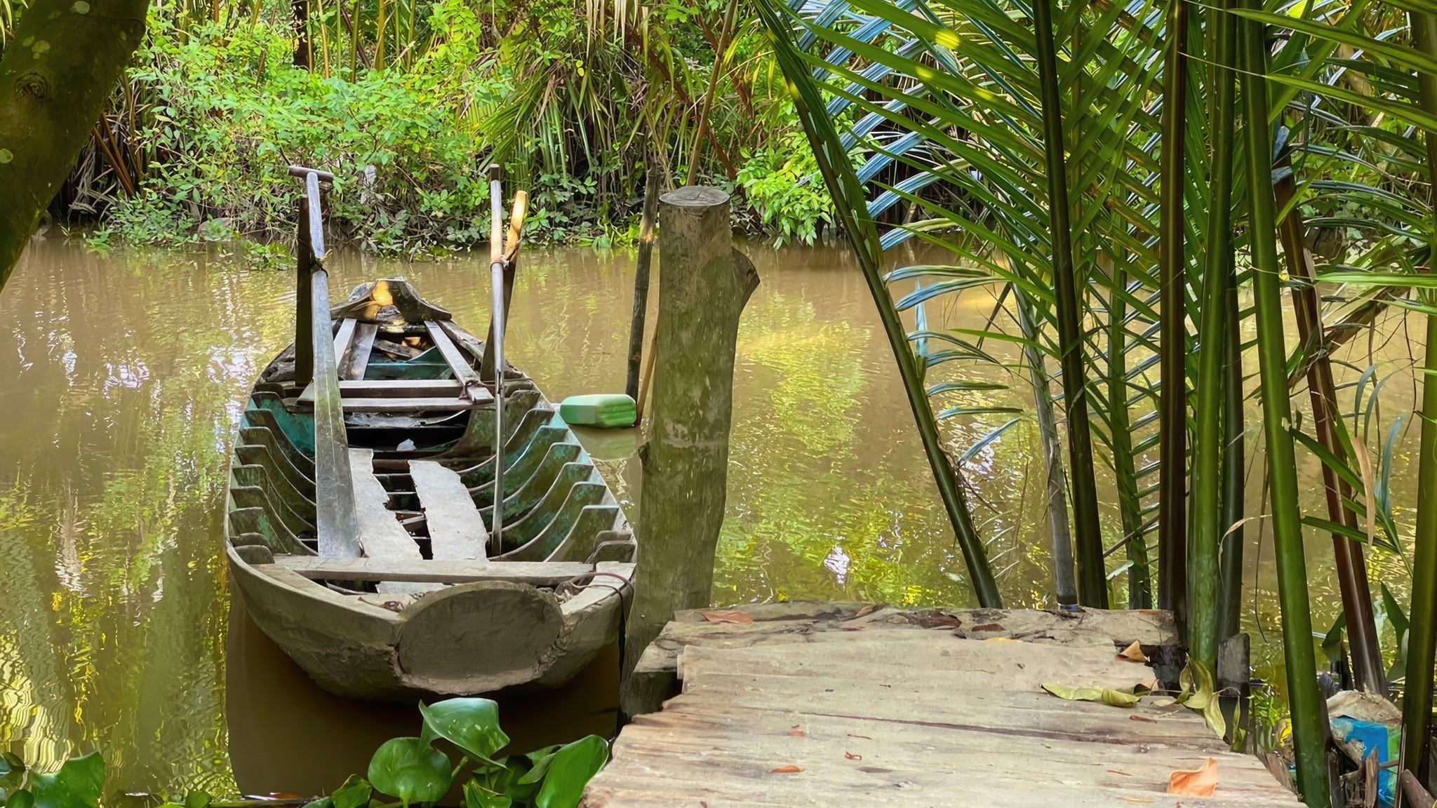 Explore small canals on sampan
