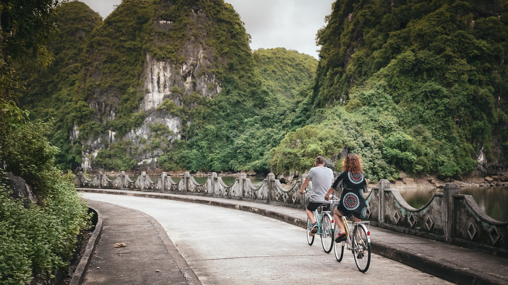 Cycling through Viet Hai Village to discover stunning views and local life.
