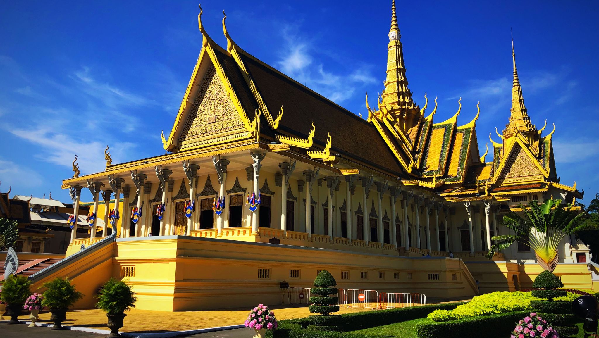 Day 11 Spend Time At The Glamorous Royal Palace