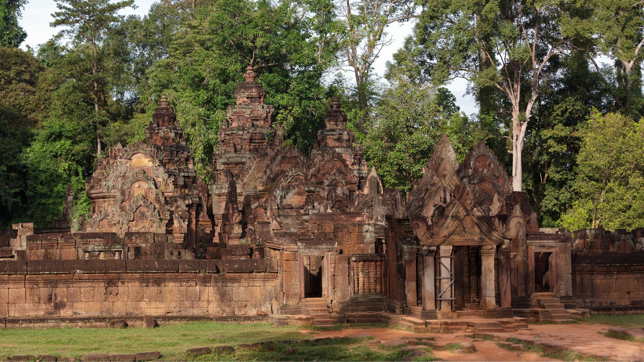 Day 5 Witness Laterite Walls And Sculpture In Banteay Srei Temple