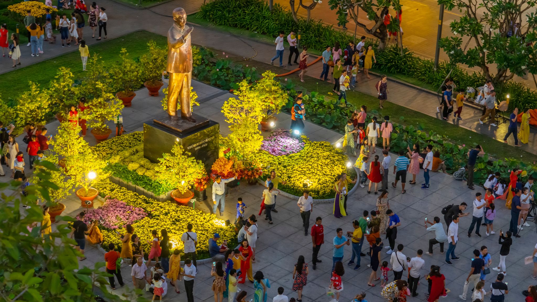 Day 2 The Statue Of Ho Chi Minh In Nguyen Hue Walking Street