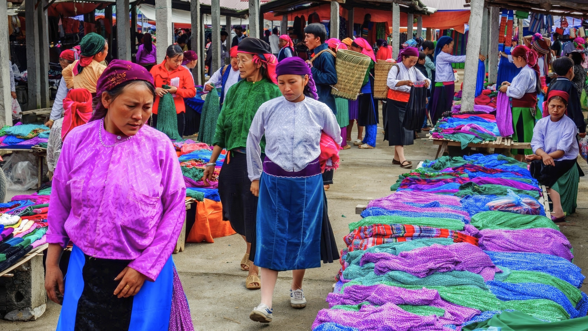 Day 3 Immerse In The Vibrant Atmosphere Of Dong Van Market