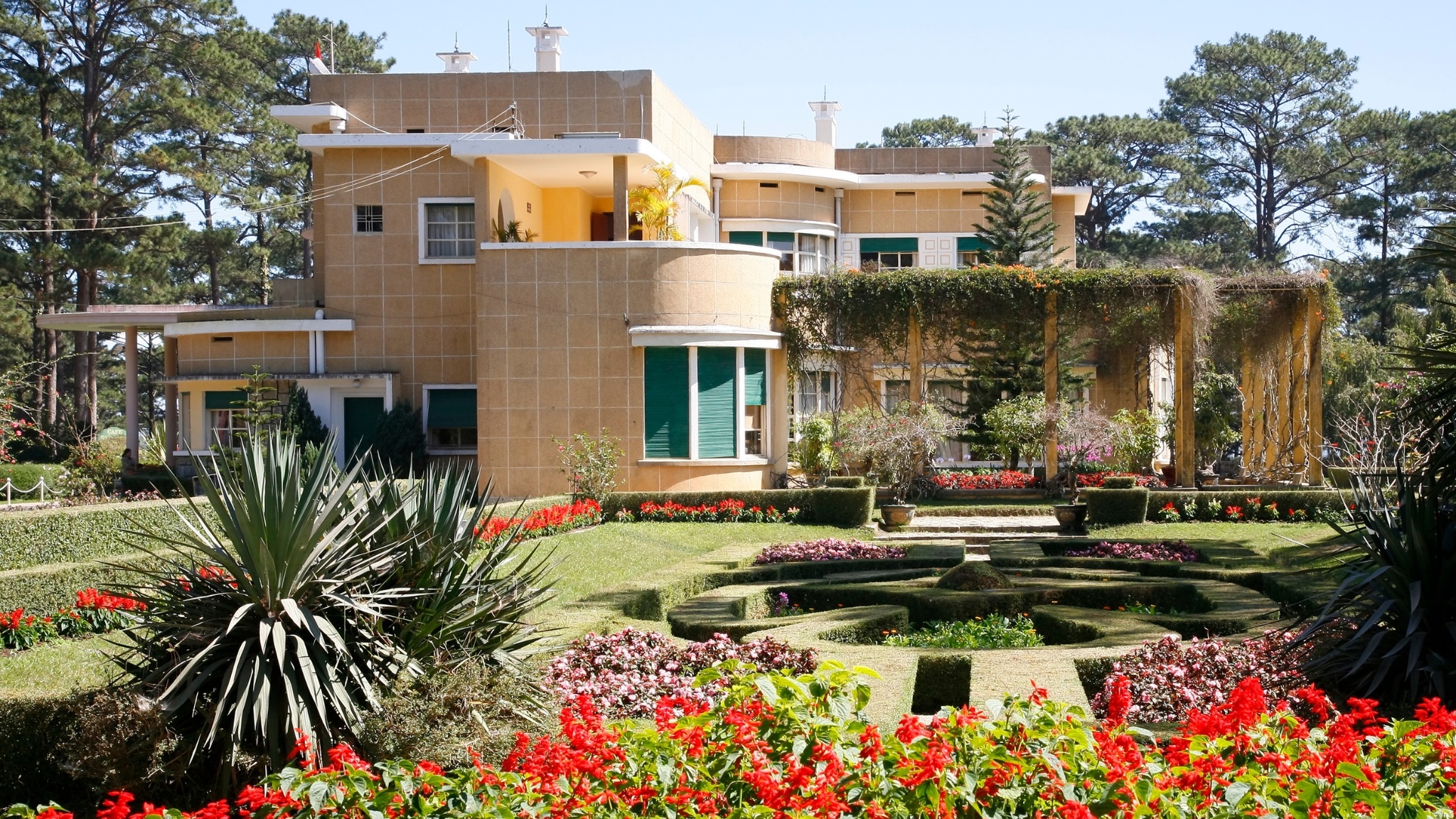 Day 1 Admire The European Architecture Of Emperor Bao Dai's Summer Residence