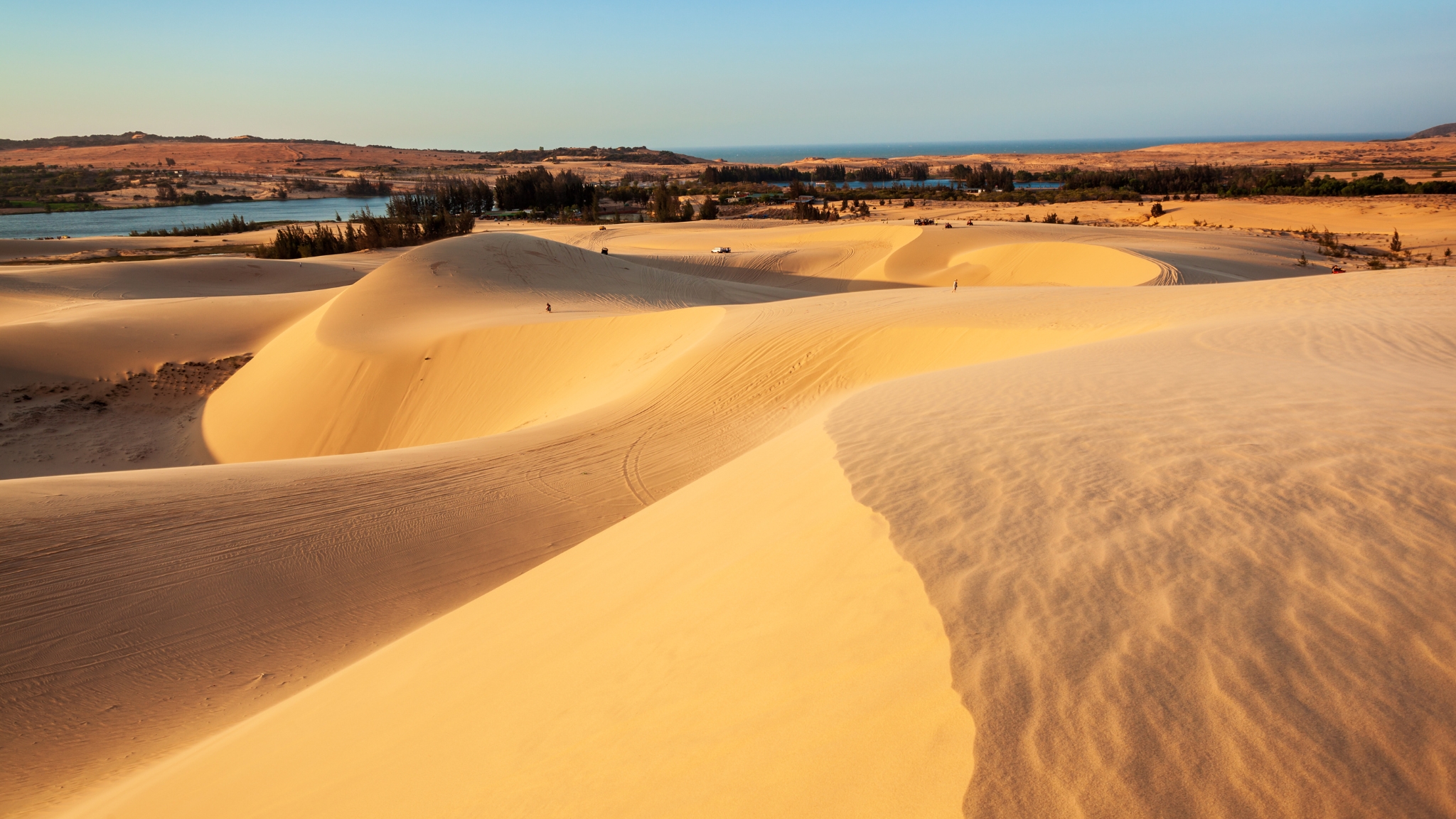 Day 9 Gaze Upon The Iconic Red And White Sand Dunes