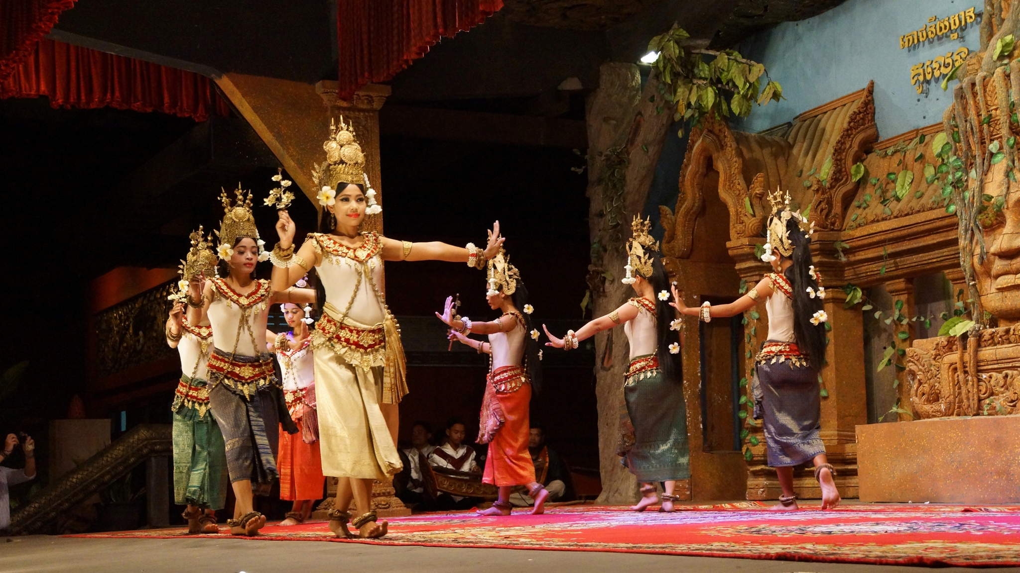 Day 8 Enjoy A Traditional Apsara Dance Show While Having Dinner