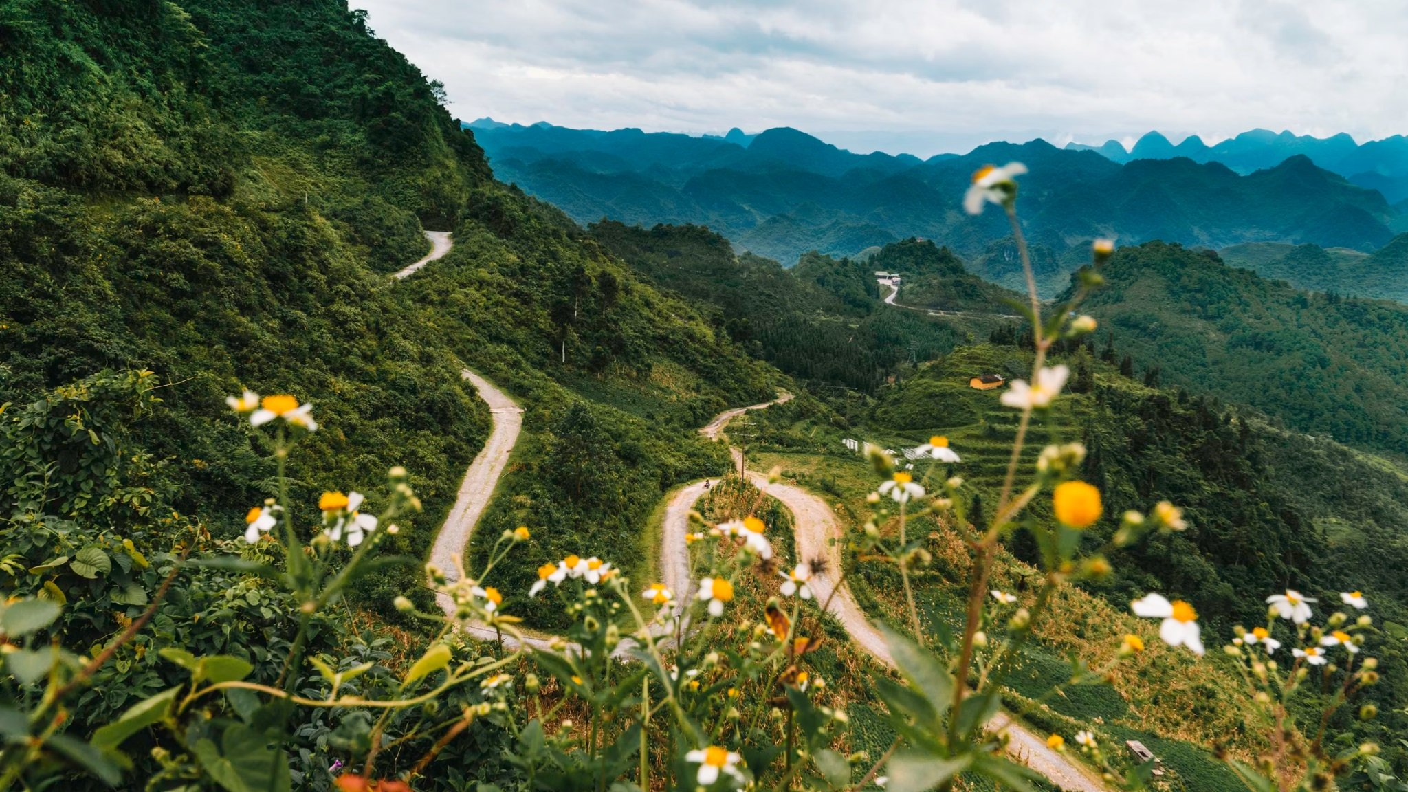 Day 2 Stand Above The Clouds And Watch The Highlands Stretch Beyond Quan Ba Heaven Gate