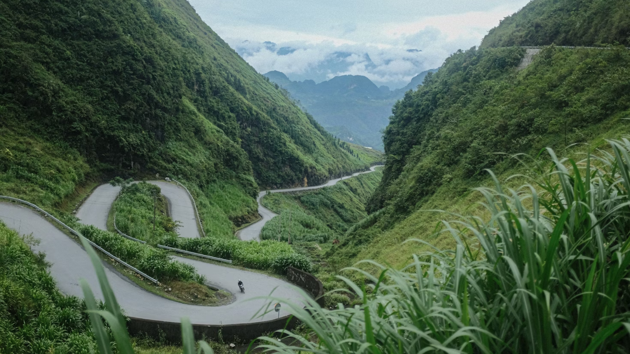 Day 2 Conquer The Curves Of Tham Ma Slope A Mountain Pass That Twists Like A Ribbon