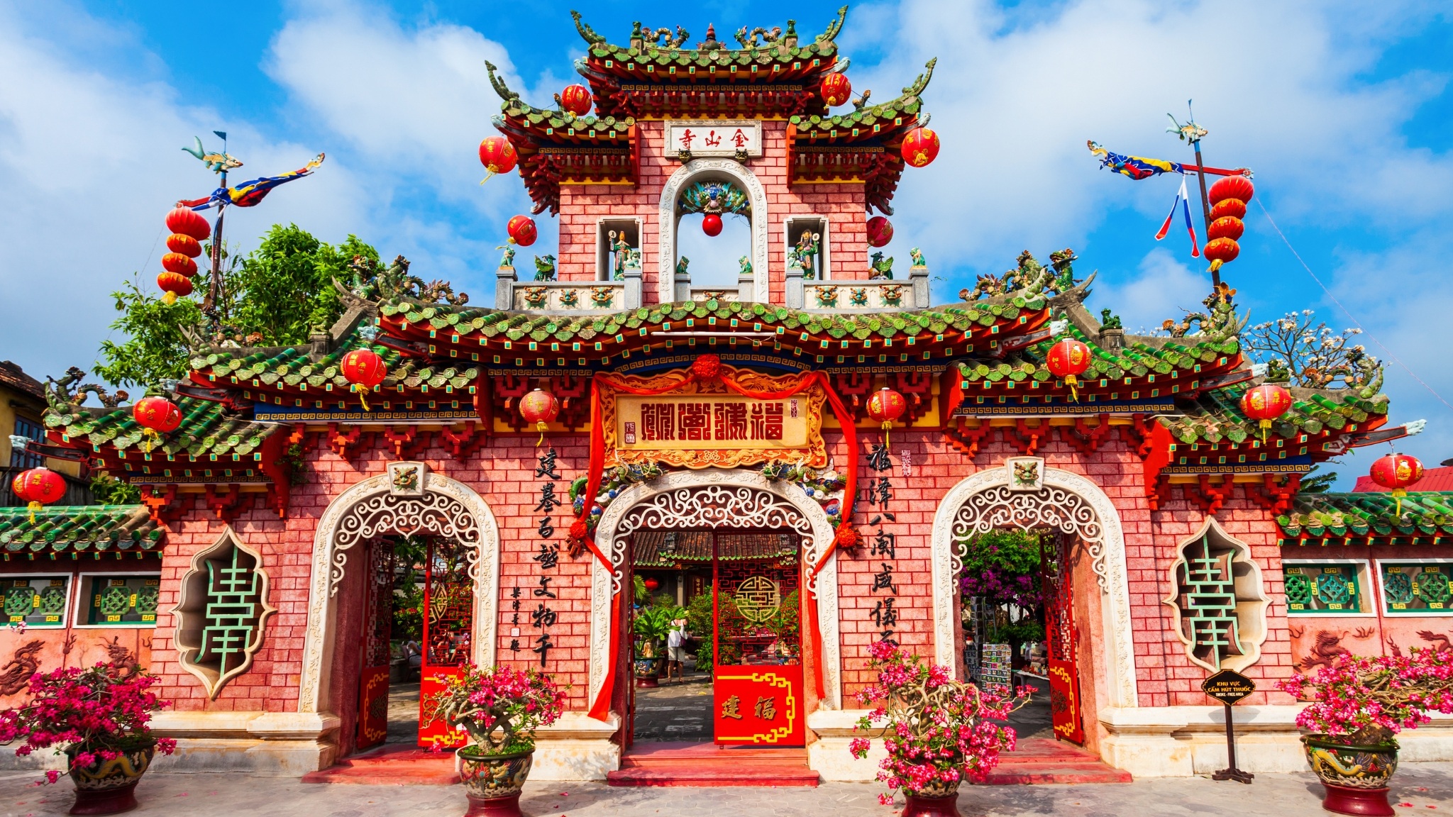 Day 4 Admire Ornate Gateways And Sacred Altars At Phuc Kien Chinese Assembly Hall