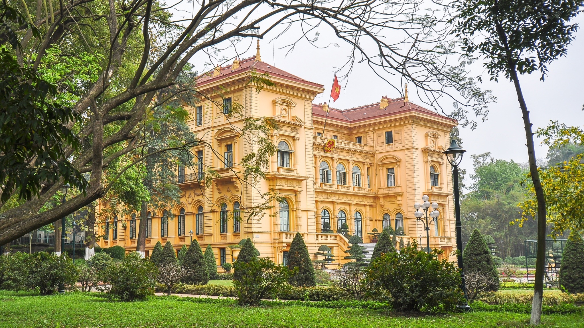 Day 5 Admire Regal Facades And Lush Gardens Of Presidential Palace