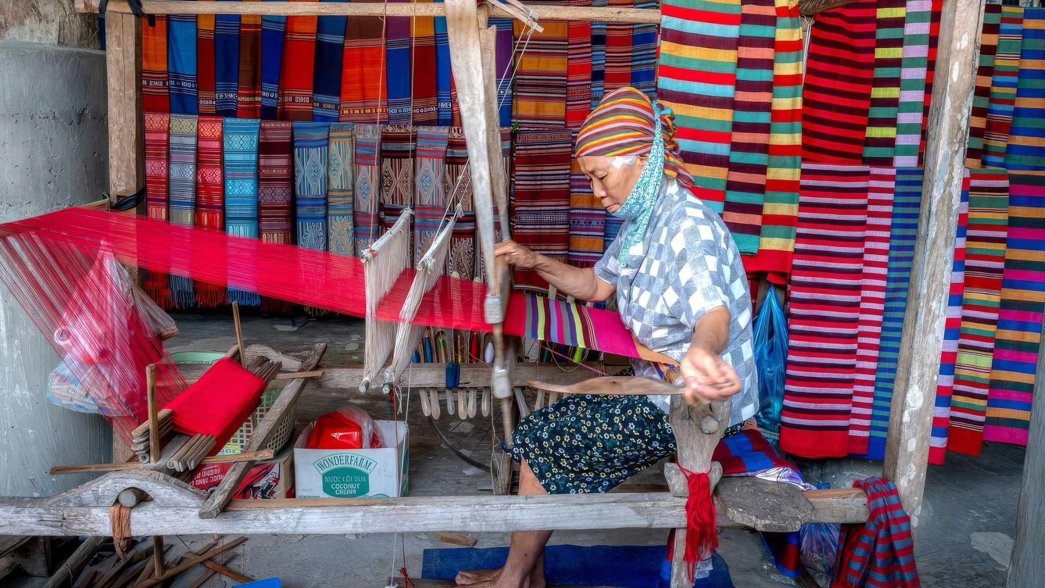 Day 4 Watch The Intricate Weaving Of Thai Ethnic In Dak Lak Creating Beautiful Patterns