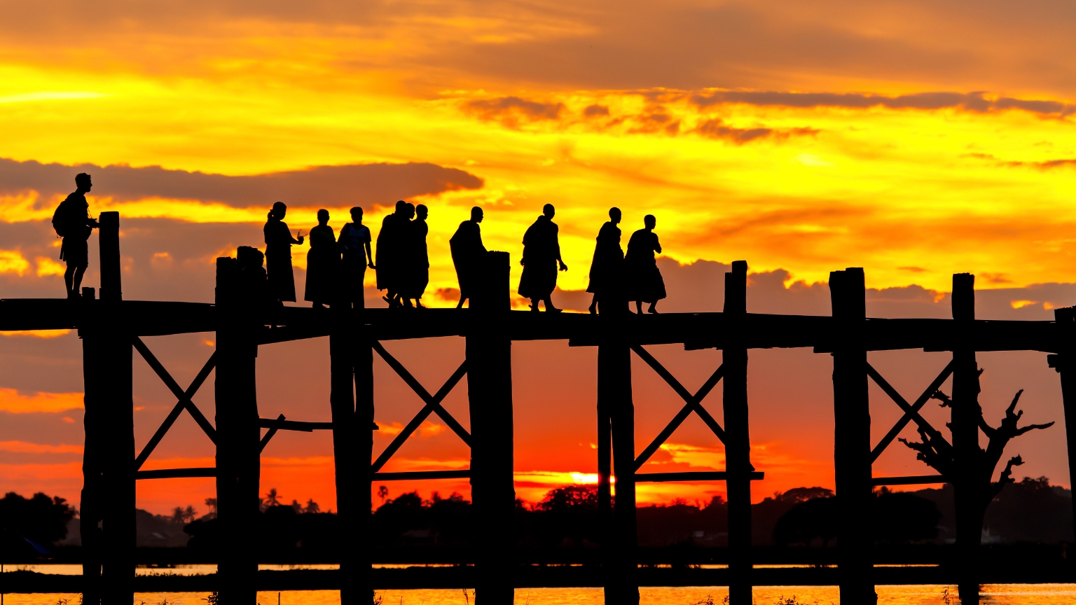 Day 2 Walk Along The Iconic U Bein Bridge At Sunset